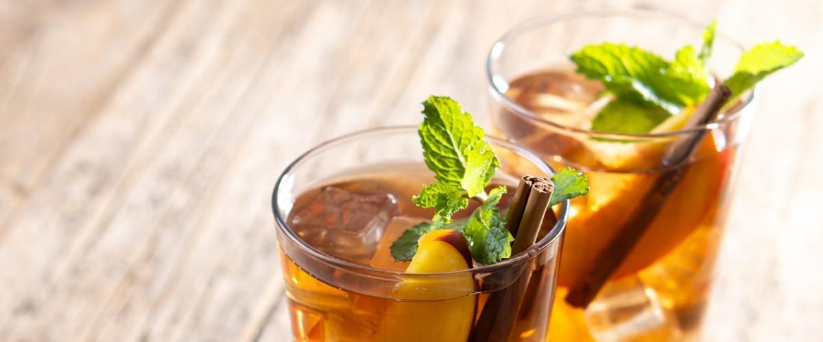 Vaso de té frío con limón y menta