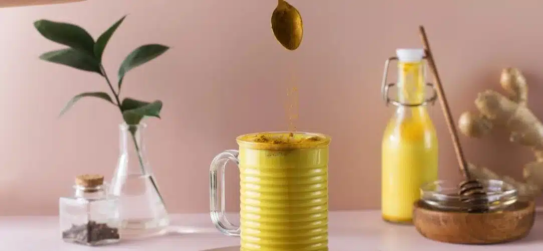 Cúrcuma Latte casero: bebida dorada con cúrcuma, jengibre y canela para el bienestar.