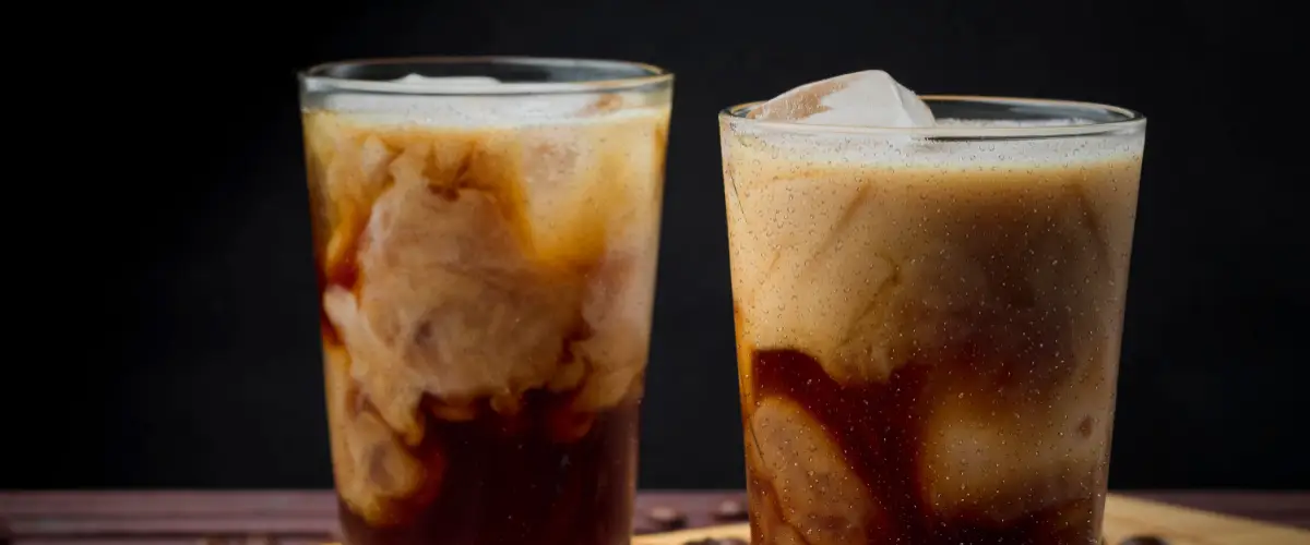 Café cold brew en una mesa de madera