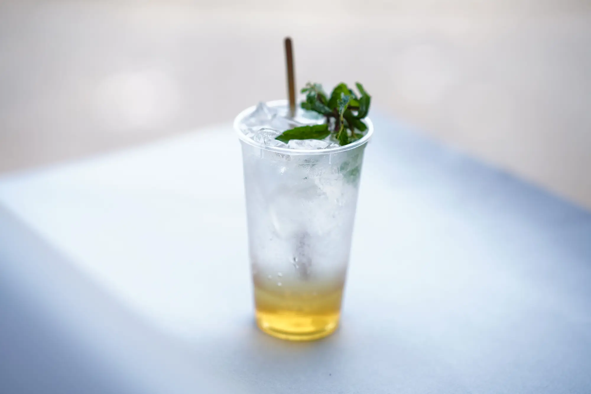 Vaso de té frío con hielo y hojas de menta, infusión fría para el verano