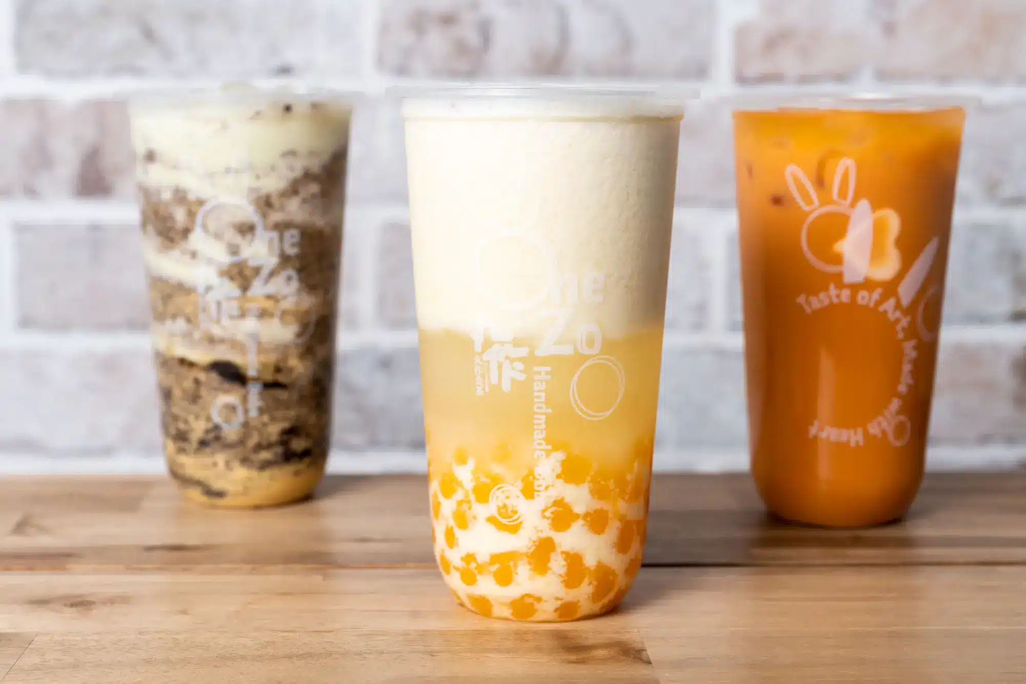 Ingredientes para preparar bubble tea casero: té, perlas y fruta sobre una mesa