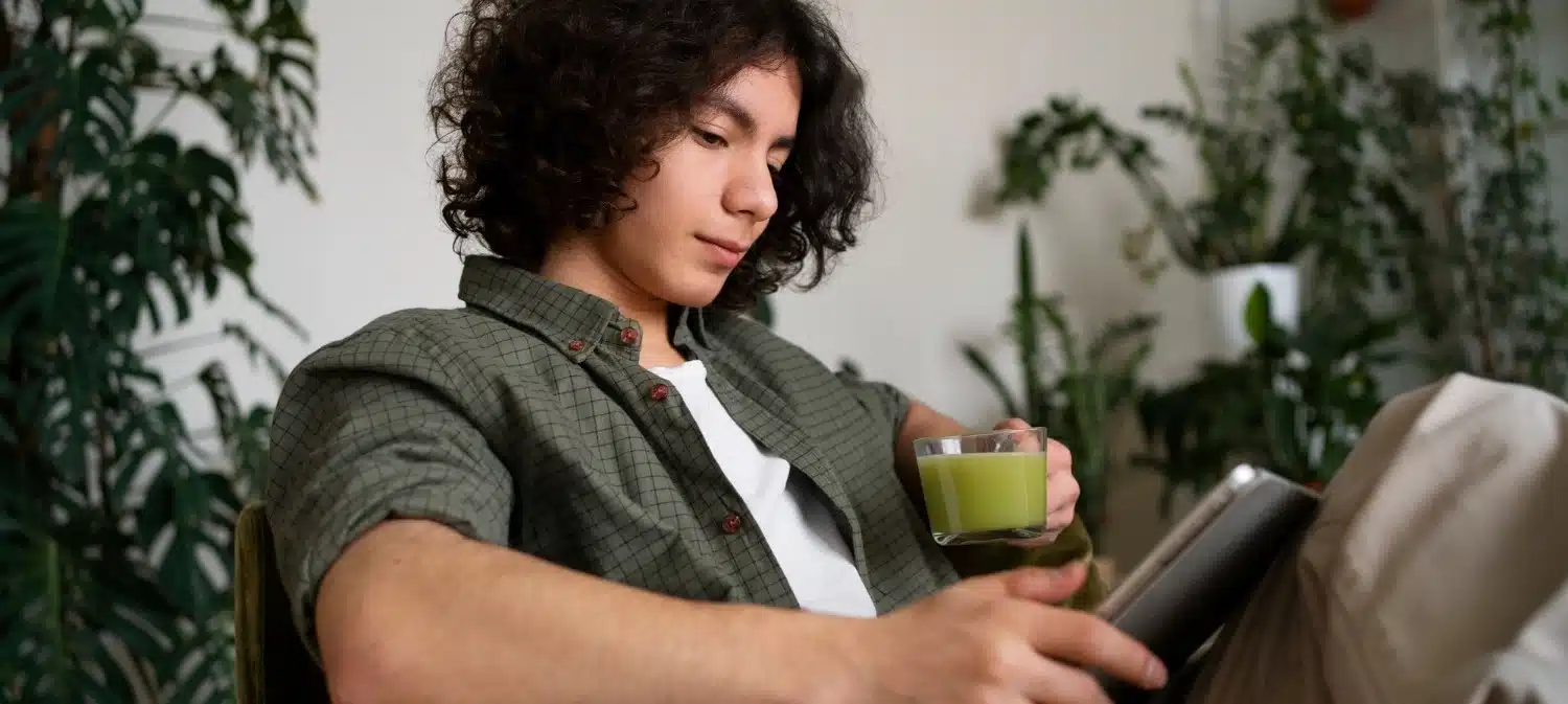 Persona estudiando con té verde y matcha para mejorar la concentración