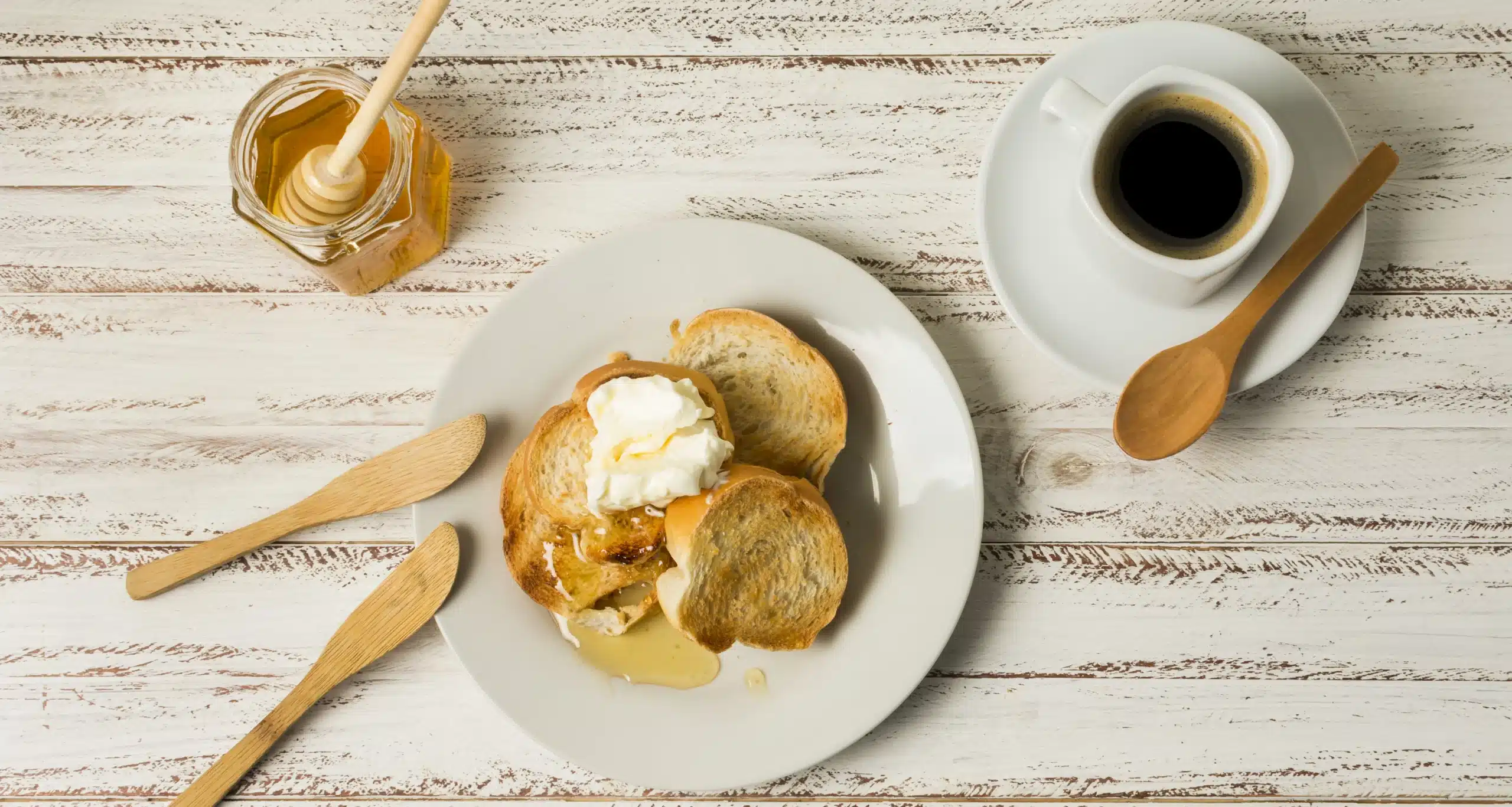 Desayuno con miel y dulces típicos andaluces de la gastronomía tradicional sevillana