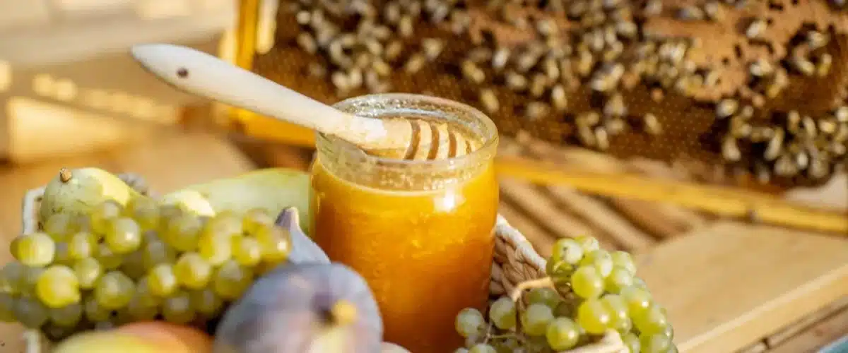 Miel artesanal con panal de abejas y frutas frescas.