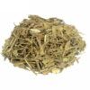 Pila de raíz de Ashwagandha cortada y deshidratada, lista para preparar infusiones medicinales.