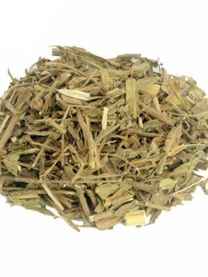 Pila de raíz de Ashwagandha cortada y deshidratada, lista para preparar infusiones medicinales.