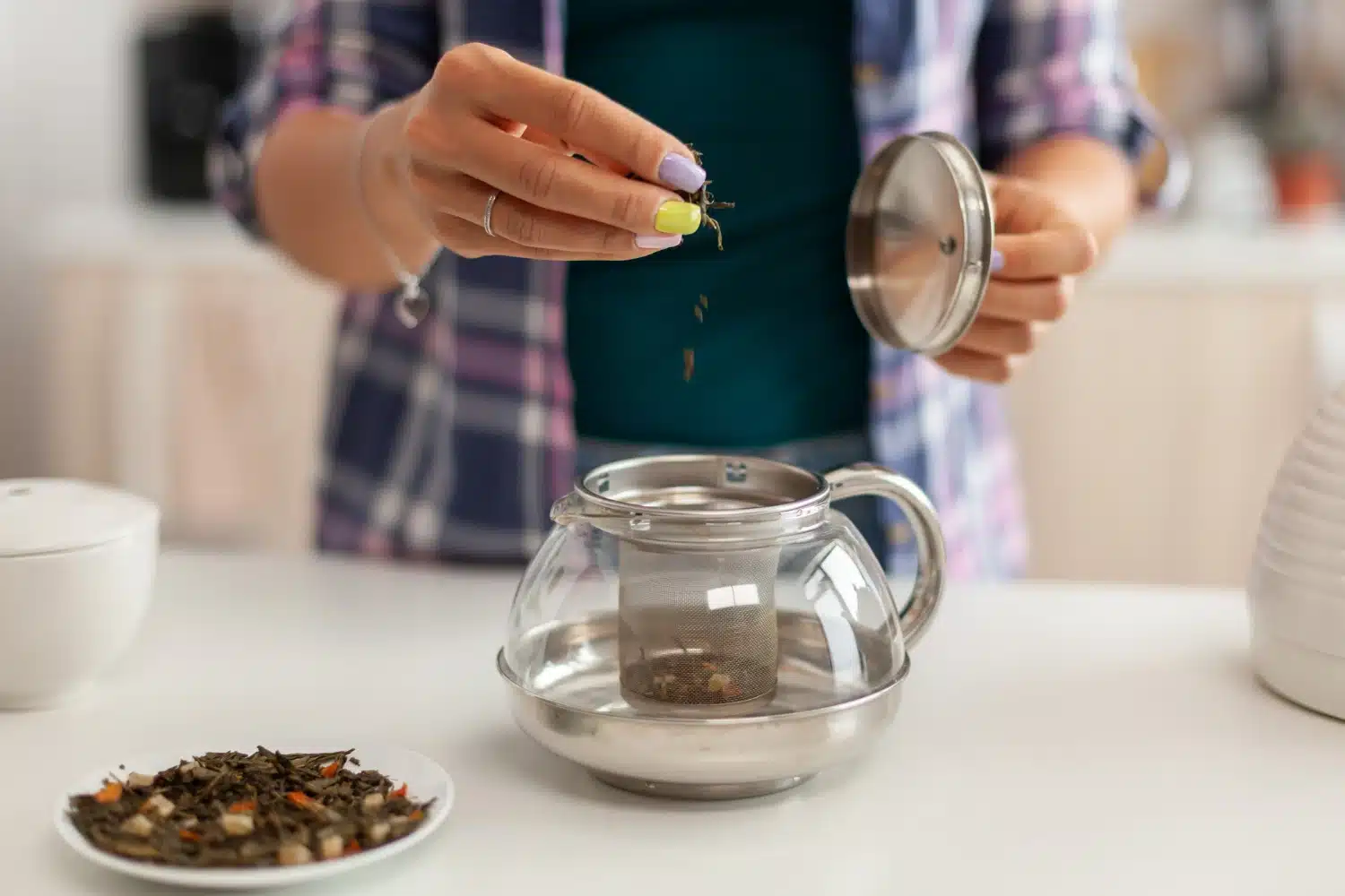 preparación de una infusión para dormir con hierbas naturales y agua caliente
