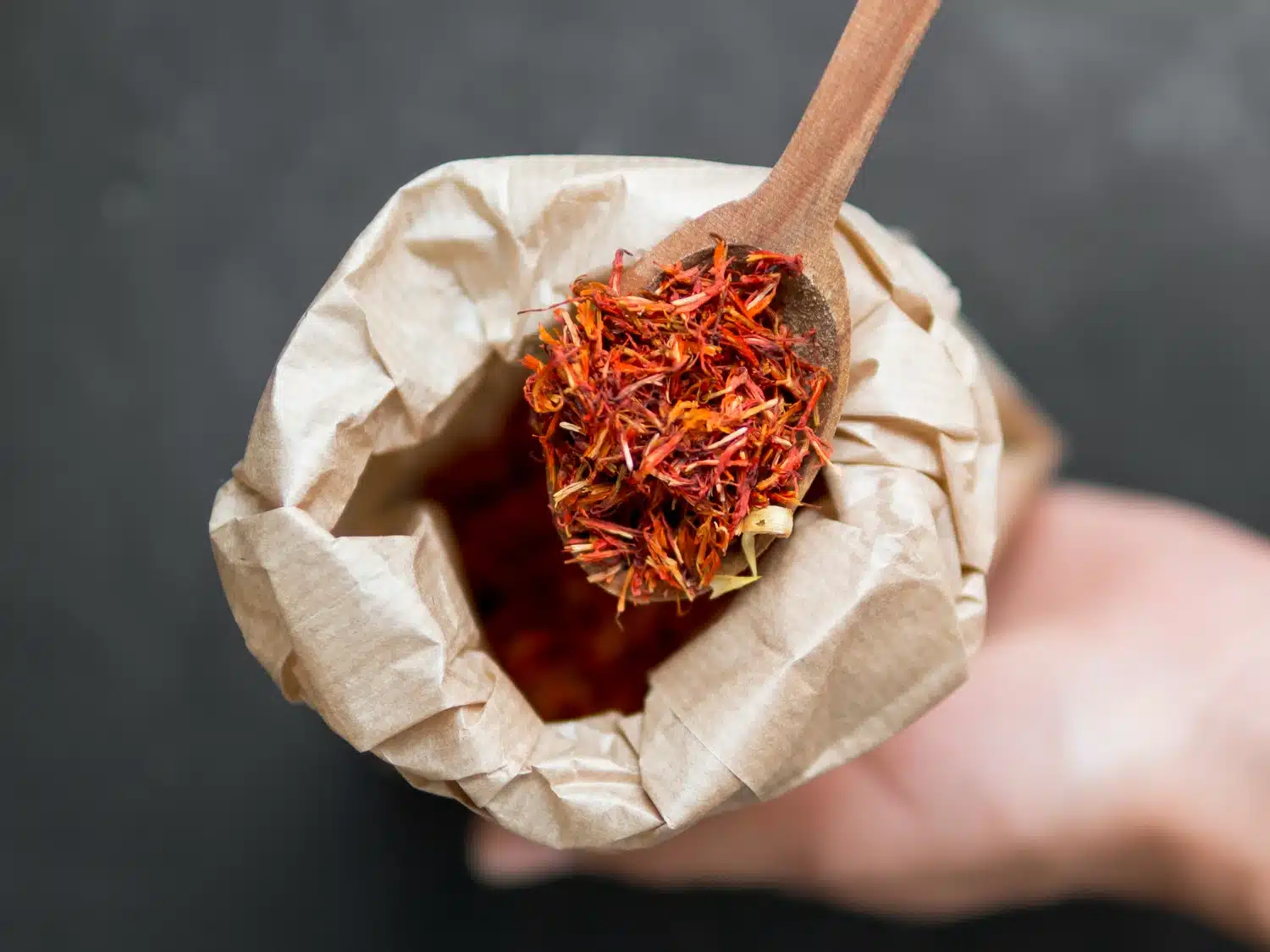 rooibos seco en cuchara para preparar té para alergia e infusiones naturales
