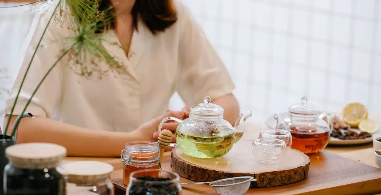 Rutina digestiva equilibrada con infusión después de comer
