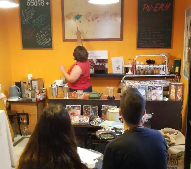 Persona eligiendo té en una tienda especializada