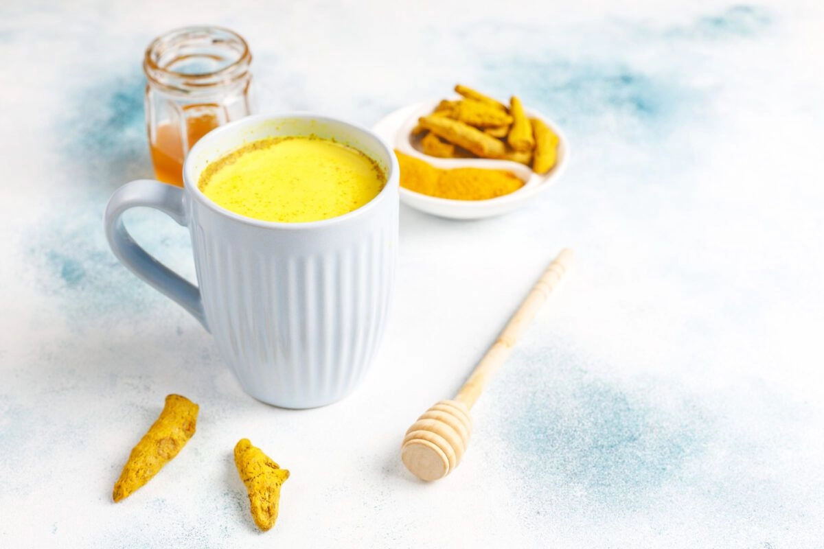 Taza de Cúrcuma Latte caliente: reconfortante y beneficiosa para la salud digestiva e inmune.