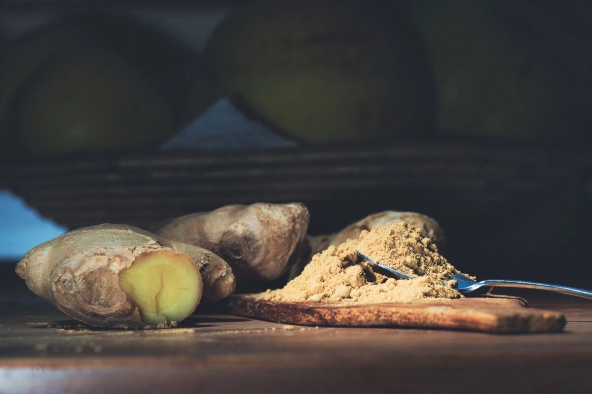 Ingredientes del Cúrcuma Latte: cúrcuma, leche, pimienta, jengibre y canela para una bebida saludable.