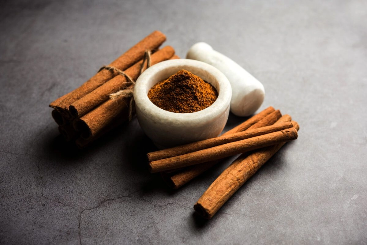 Ingredientes del Cúrcuma Latte: cúrcuma, leche, pimienta, jengibre y canela para una bebida saludable.