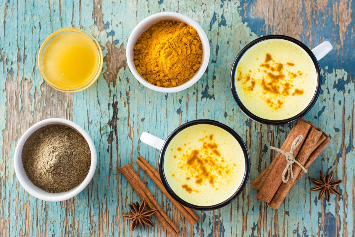 Preparando Cúrcuma Latte: pasos sencillos para disfrutar de esta bebida llena de propiedades.